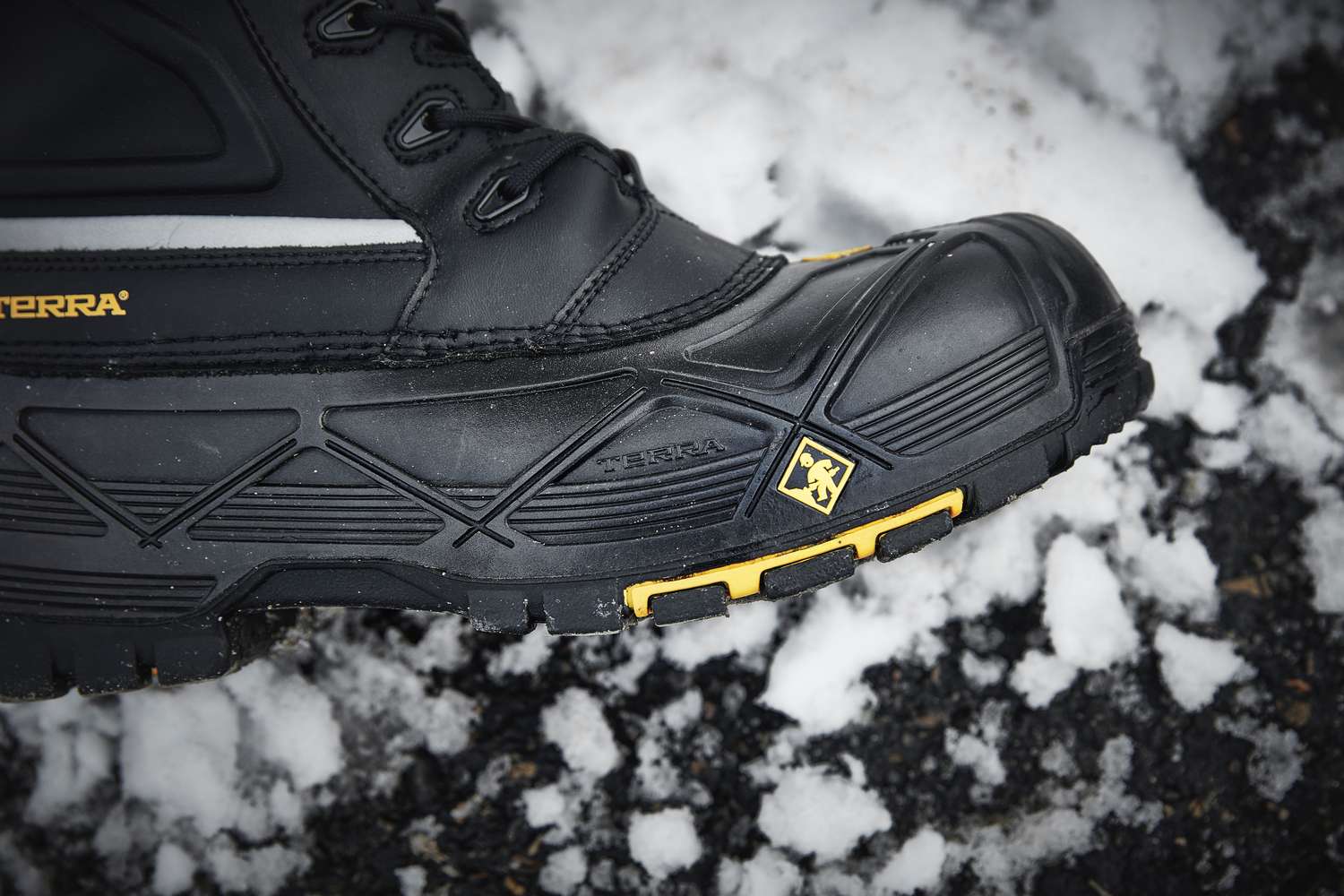 Close-up of the Terra Crossbow 777 composite safety toe in the snow